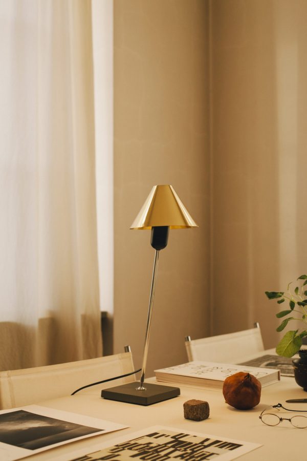 Gira Table Lamp Gira Tafellamp ontwerp Ferrer , Massana en Tremoleda Santa en Cole