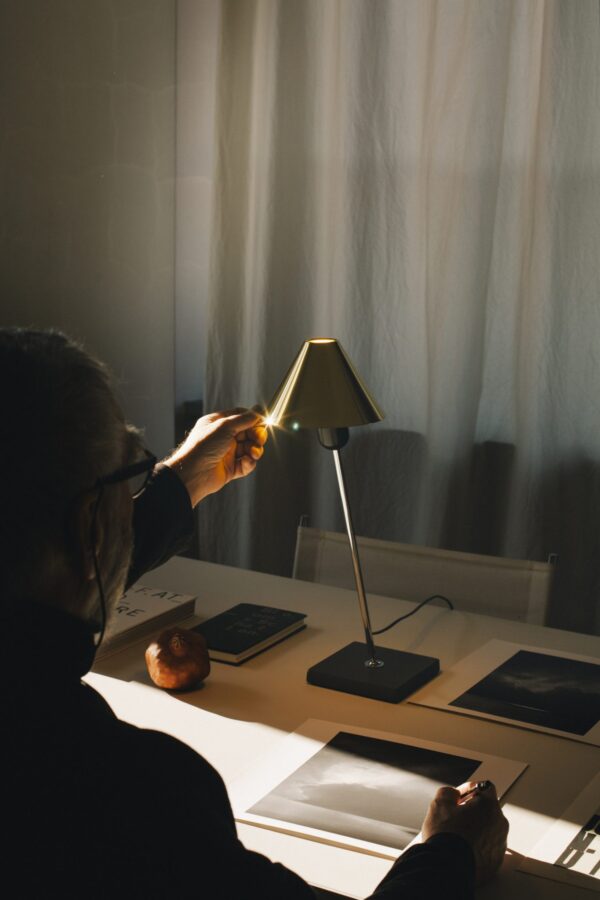 Gira Table Lamp Gira Tafellamp ontwerp Ferrer , Massana en Tremoleda Santa en Cole