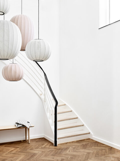 Knit Wit 45 Hanglamp is ontworpen door Iskos Berlin voor het Deense label Made by Hand. De Hanglamp heeft een diameter van 45 cm en is de kleinste in de serie Knit Wit hanglampen. Hoewel breien een oud ambacht is, was het nog niet toegepast voor moderne designlampen. De kap is gebreid van vlam vertragend polyester en verkrijgbaar in 12 kleuren.